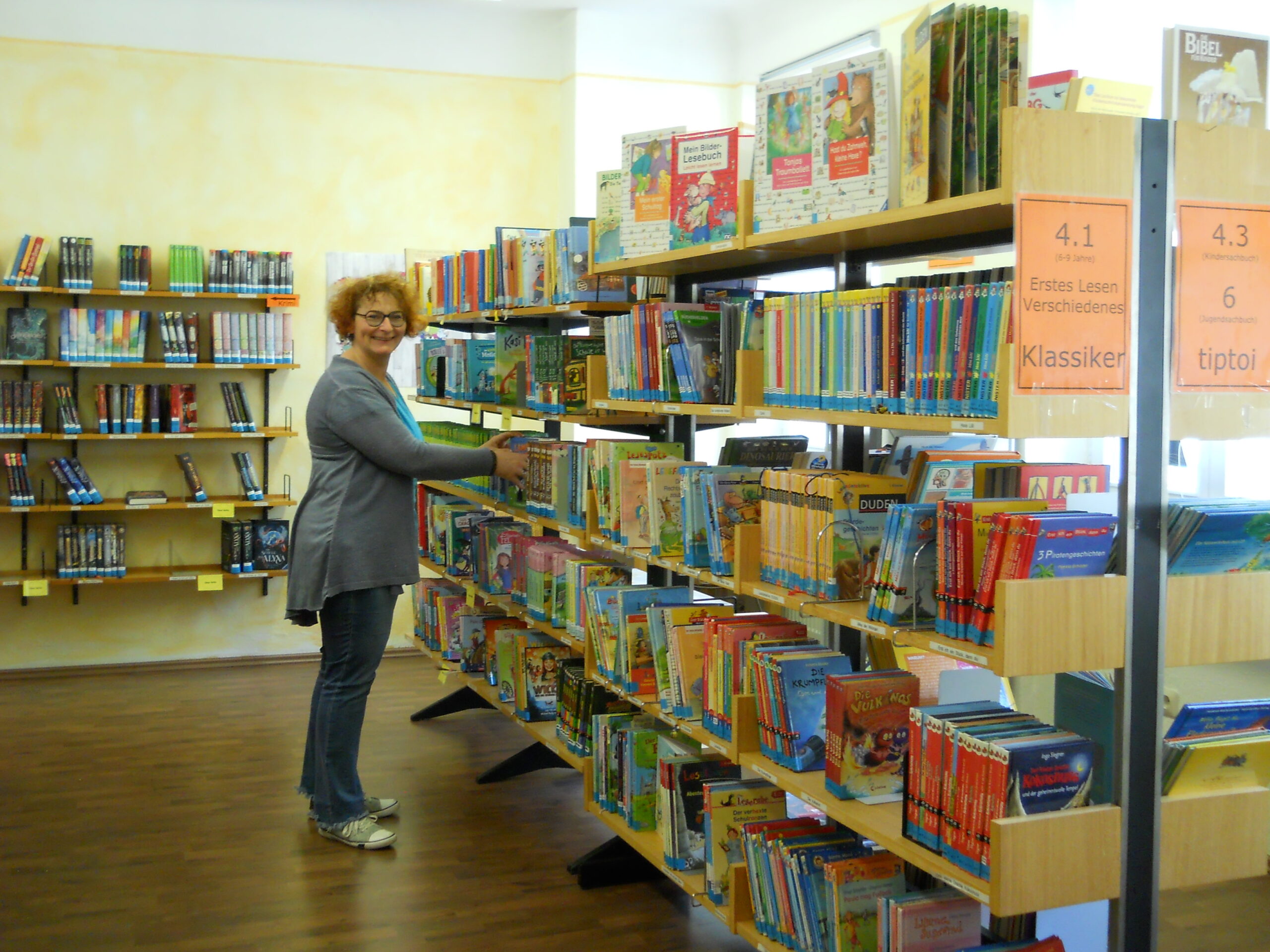 Simone Polifka ordnet Bücher