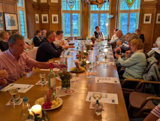 Literarische WeinLese in der Bücherei Ründeroth mit Mike Altwicker